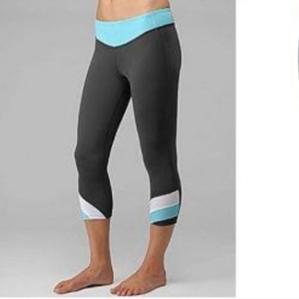 Lululemon gray, teal & light gray half moon crop yoga leggings Size 6